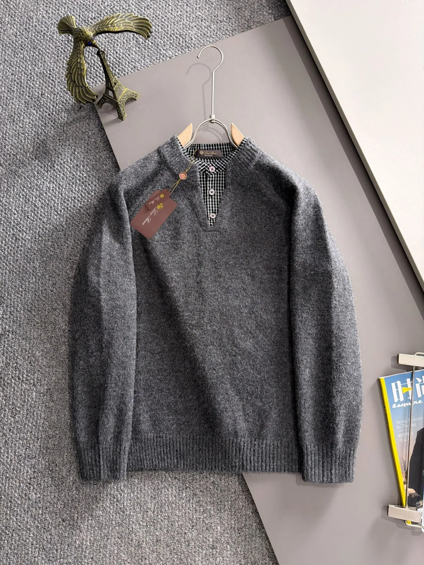 LP Loro Piana's latest sweaters from the official website for fall and winter 2026 are now on sale at the counter for Hot Sale! Specially made of wool blended fabric. It feels comfortable and can be directly in contact with the skin. The logo badge is exquisitely embroidered, which is extremely eye-catching! The details highlight the fashionable charm of big brands. Exquisite workmanship. Three-dimensional cutting style. The wearing effect is invincible and handsome! All three standards are complete! Sizes:M-3XL
